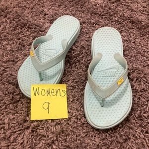 Women’s Nike flip flops